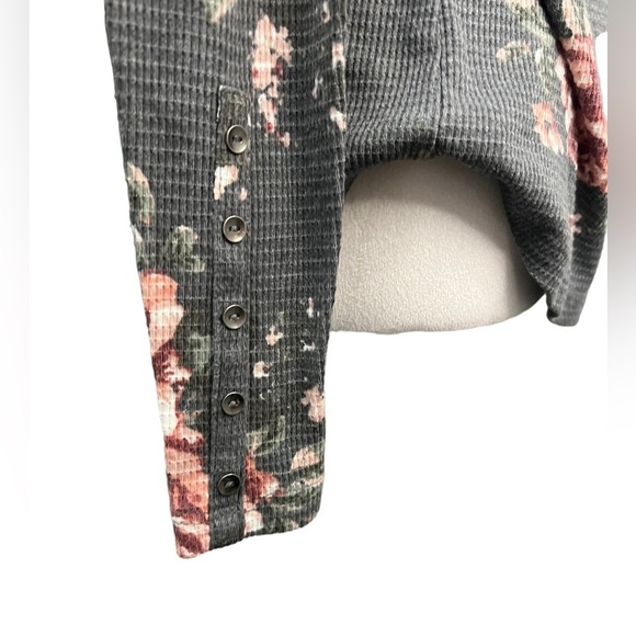 🩷 3/$20 Maurices medium 24/7 Gray Floral Cut Out Neck Textured Tee - Picture 6 of 10